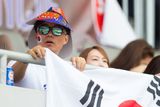 Korejští fanoušci naopak mohli být spokojení. Už ve 26. minutě z přímého kopu zaskočil Petra Čecha Jun Pit-karam