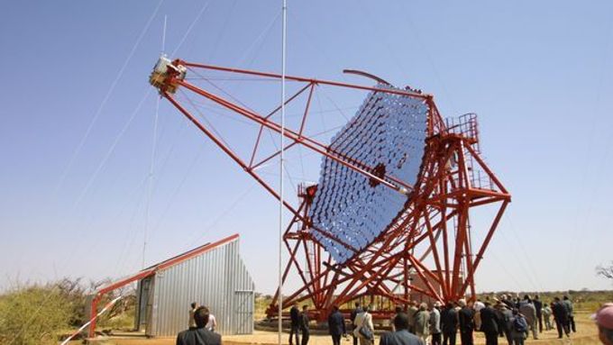 Celkový pohled na teleskop projektu HESS v Namibii.