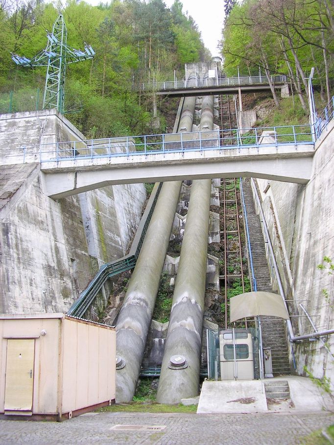 Potrubí elektrárny Štěchovice II s lanovkou pro zaměstnance. Snímek z roku 2007.