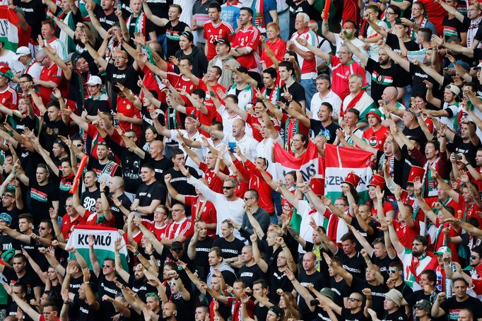 Euro 20161: výtržnosti maďarských fanoušků před zápasem s Islandem v Marseille