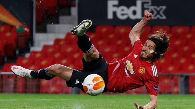 Útočník Manchesteru United Edinson Cavani při tomto akrobatickém zakončení neuspěl, dvakrát ale míč do sítě AS Řím v semifinále Evropské ligy přece jen dostal