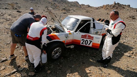 Roberto Camporese měl na svém Peugeotu 504 Pickup z veteránské kategorie problémy už v prologu Rallye Dakar 2021