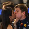Max Verstappen z Red Bullu se líbá s přítelkyní Kelly Piquetovou ve VC Miami formule 1 2022