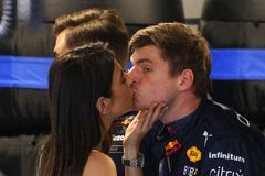 Lásky na plný plyn: Verstappen bude tátou, Fin vyrábí gin, Hamilton si všude vodí psa