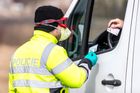 Policie kontroluje auta projíždějící česko-německým hraničním přechodem Cínovec/Altenberg, jehož provoz je omezen kvůli hrozbě koronaviru. Využít ho smějí pouze pendleři.