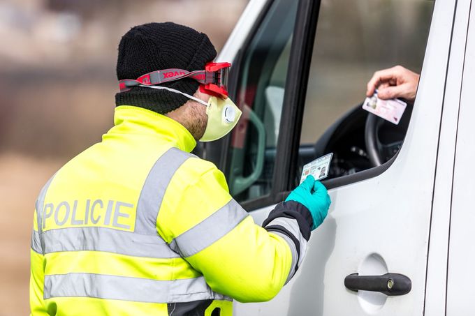 Policie kontroluje auta projíždějící česko-německým hraničním přechodem Cínovec/Altenberg, jehož provoz je omezen kvůli hrozbě koronaviru. Využít ho smějí pouze pendleři.