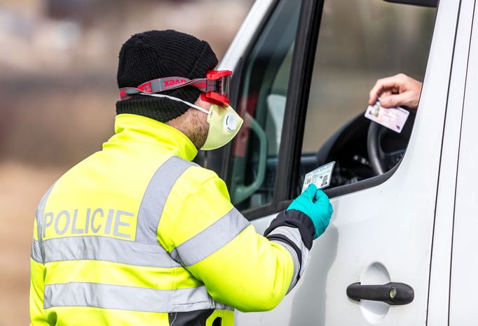 Policie kontroluje auta projíždějící česko-německým hraničním přechodem Cínovec/Altenberg, jehož provoz je omezen kvůli hrozbě koronaviru. Využít ho smějí pouze pendleři.