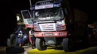 Vydejte se s námi na exkluzivní výpravu do zákulisí roudnické Buggyry, která na Rallye Dakar vyslala posádku tatry pilotované Martinem Kolomým. Na kamionu "Fat Boy" je dost práce od jeho příjezdu do bivaku v nočních hodinách až po ranní start do další etapy.