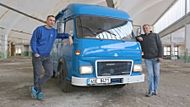 Ivan Monev je celoživotní milovník Avií, zejména v provedení furgon, David Hloušek byl zaměstnán v pražské Avii Ashok Leyland a později i v přeloučské Avii Motors a lásce k Aviím postupně propadl natolik, že o historii značky napsal knihu Století Avie 1919-2019. Oba zakladatelé muzea pózují s jedním z vystavených vozidel – Furgonem A15 z roku 1970. Snímek pořízen v kulisách letňanské Avie.