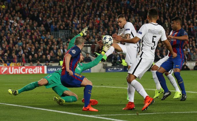 LM, Barcelona- Paris St Germain: Layvin Kurzawa dává vlastní gól