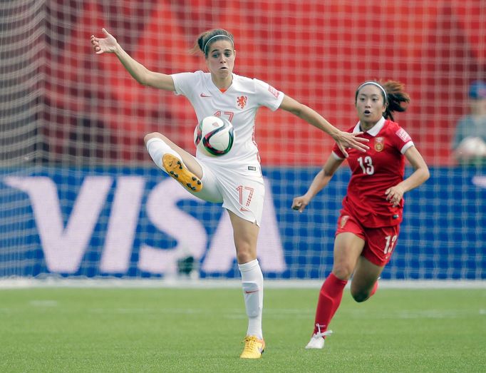 MS ve fotbale žen 2015: Nizozemsko (Tessel Middagová) vs. Čína