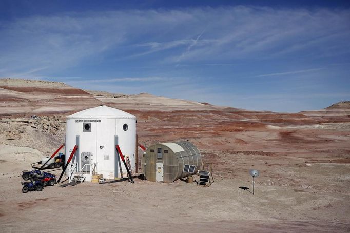 The Mars Desert Research Station (MDRS) is seen in the Utah desert March 2, 2013. The MDRS aims to investigate the possibility of a human exploration of Mars and uses the Utah desert's Mars-like terrain to simulate working conditions on the red planet. Scientists, students and enthusiasts work together to develop field tactics and study the terrain while wearing simulated spacesuits and carrying air supply packs. They live together in a small communication base with limited space and supplies. Picture taken March 2, 2013. REUTERS/Jim Urquhart (UNITED STATES - Tags: SCIENCE TECHNOLOGY SOCIETY ENVIRONMENT) ATTENTION EDITORS: PICTURE 2 OF 31 FOR PACKAGE 'MARS IN THE DESERT' SEARCH 'JIM MARS' FOR ALL IMAGES Published: Bře. 11, 2013, 2:01 odp.