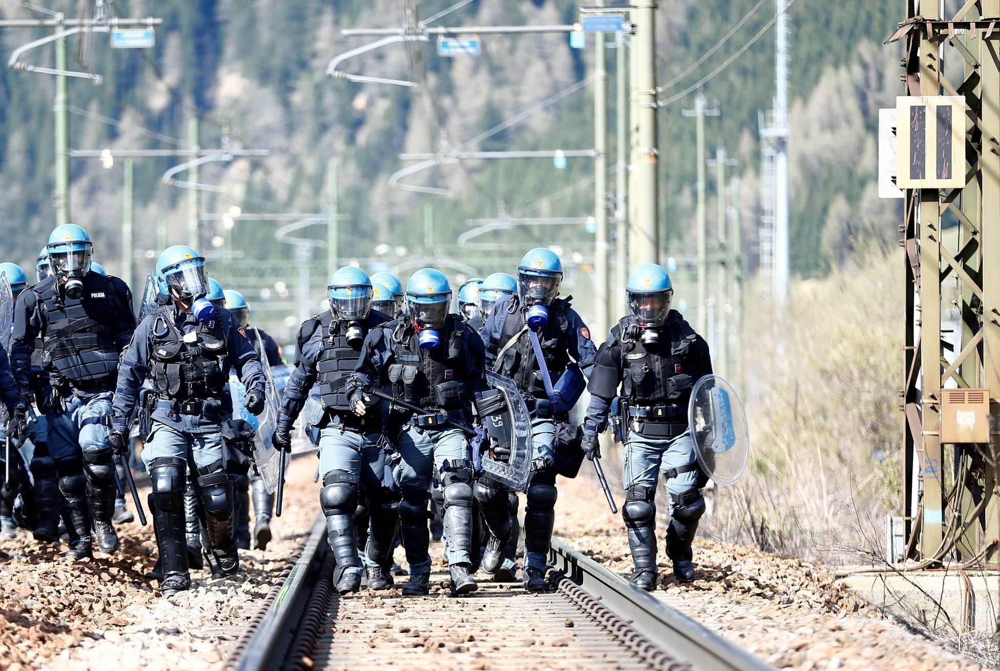 Italská policie v Brennerském průsmyku.