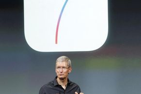 Novinky od Apple: Jeden iPhone je barevný, druhý snímá otisk prstů