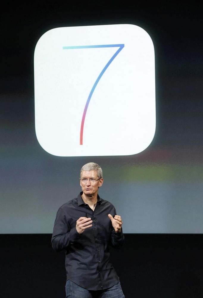 Šéf společnosti Apple Tim Cook představuje iOS7