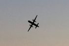 Letoun, který se vinou vzdušné díry dostal nízko nad zem, zabil podvozkem člověka