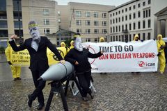 Nobelovu cenu za mír získala organizace bojující proti jaderným zbraním. Reakce světa je vlažná