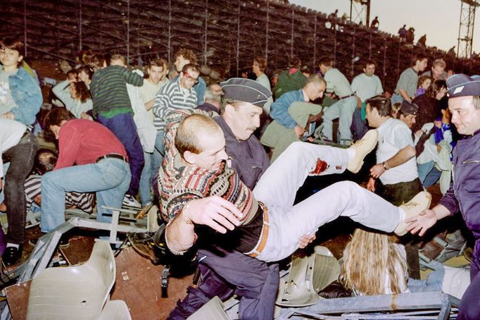 Kolaps pódia pro diváky na stadiónu Armand Cesari v roce 1992. Archivní snímek dokumentující sportovní tragédii.