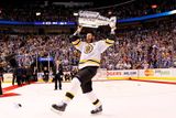 Zdeno Chára, kapitán Bostonu Bruins, se raduje ze zisku Stanley Cupu.