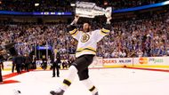 Zdeno Chára, kapitán Bostonu Bruins, se raduje ze zisku Stanley Cupu.