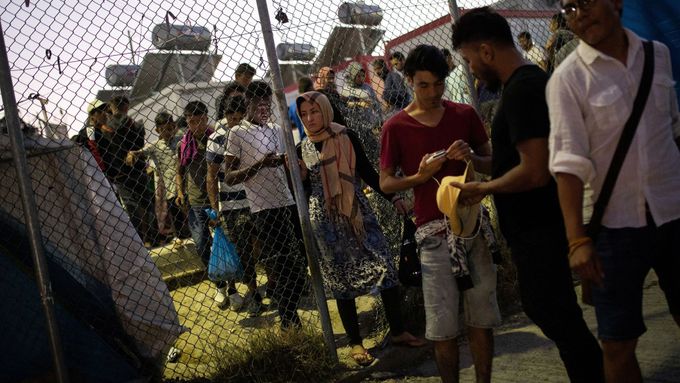 Migranti v uprchlickém táboře Moria na ostrově Lesbos.