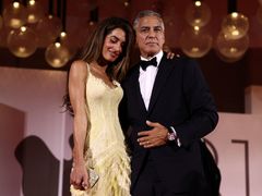 George Clooney s manželkou Amal Clooney na benátské premiéře filmu Wolfs.