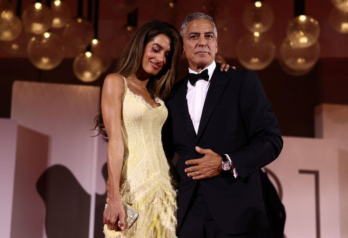 George Clooney s manželkou Amal Clooney na benátské premiéře filmu Wolfs.