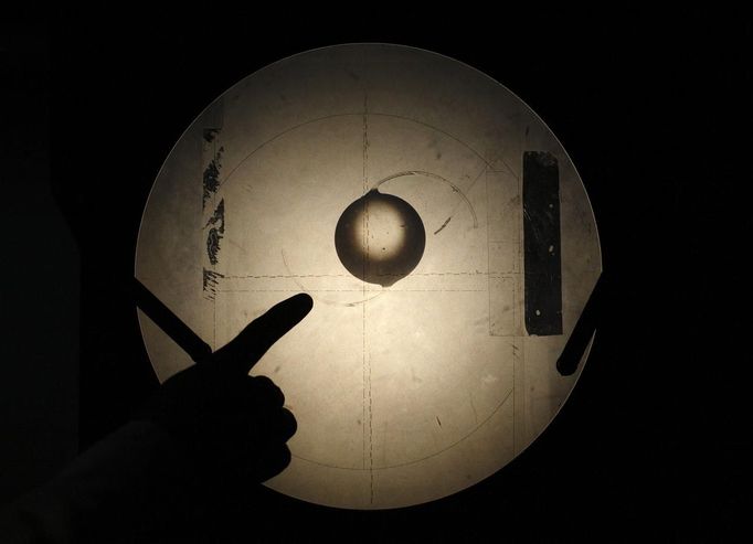 A low-cost acrylic lens, also called intraocular lens, is pictured on the monitor at the Tilganga Eye Center's laboratory in Kathmandu April 26, 2012. The lenses are produced at the centre's laboratory by workers wearing bio-safe masks, helping bring the cost down to $4 per lens from more than $100 a piece. The centre produces about 350,000 lenses annually, selling them in other nations. Picture taken April 26, 2012. REUTERS/Navesh Chitrakar (NEPAL - Tags: HEALTH SOCIETY POVERTY) Published: Kvě. 2, 2012, 5:03 dop.