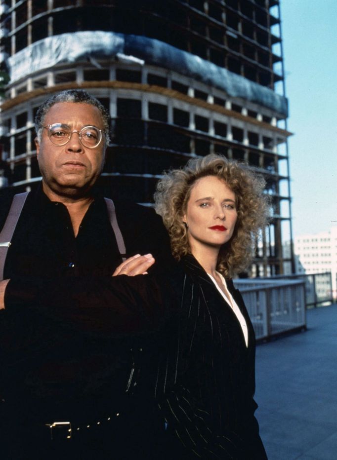 James Earl Jones a Laila Robins v seriálu Oheň Gabrielův.