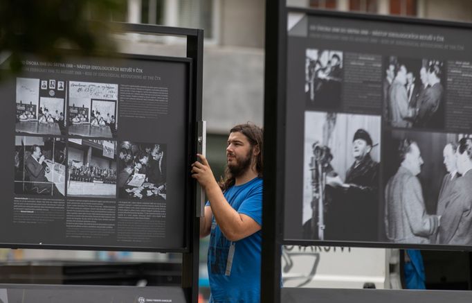 Součástí doprovodného programu je fotografická výstava Nežádoucí okamžiky, která se zabývá manipulací a cenzurou ve fotožurnalistice.