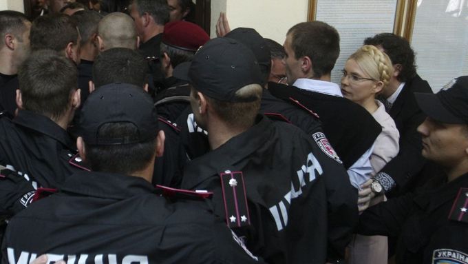Tymošenkovou si policisté odvedli přímo ze soudního sálu.