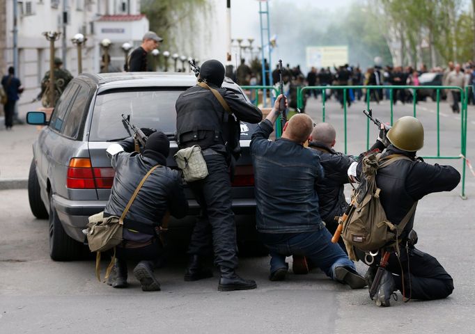 Proruští separatisté na východě Ukrajiny míří na ukrajinské vojáky.