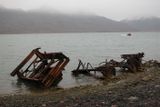 Pobřeží nedaleko města Longyearbyen je poseto vraky lodí a železnými konstrukcemi nejen na břehu, ale také pod vodou