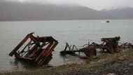 Pobřeží nedaleko města Longyearbyen je poseto vraky lodí a železnými konstrukcemi nejen na břehu, ale také pod vodou