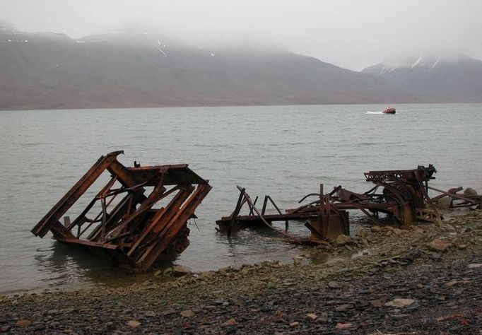 Pobřeží nedaleko města Longyearbyen je poseto vraky lodí a železnými konstrukcemi nejen na břehu, ale také pod vodou