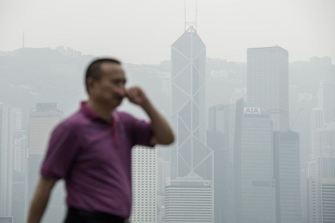 V Hongkongu si musí často lidé zacpávat před dusivým smogem. Čína