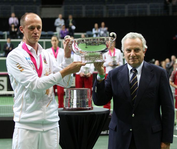 České tenistky slaví vítězství ve Fed Cupu 2012 nad Srbkami.