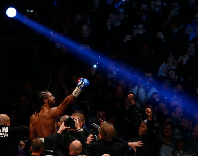 Britský boxer David Haye boxuje s Britem Dereckem Chisorou v mezinárodním mistrovství těžké váhy v londýnském Upton Parku v roce 2012.