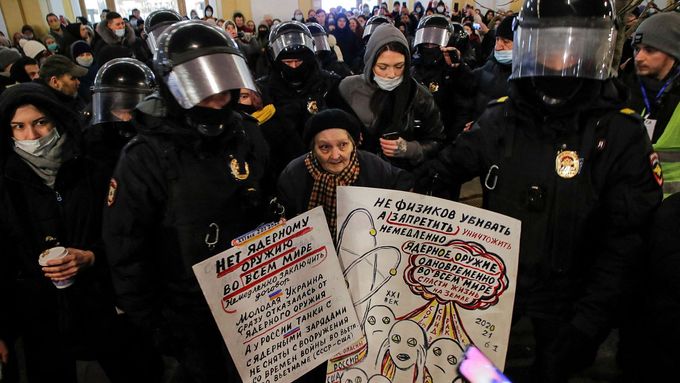 Policie na protestu zatýká Jelenu Osipovovou.