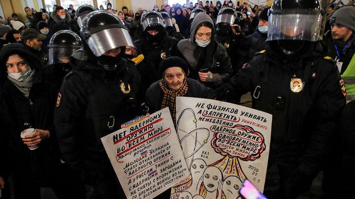 Proti Putinovi protestuje 76letá Ruska. Plakáty si maluje sama, na pokuty nemá peníze; Zdroj foto: Reuters