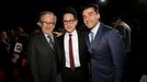 Steven Speilberg (vlveo), J.J. Abrams a herec Oscar Isaac.