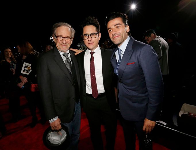 Steven Speilberg (vlveo), J.J. Abrams a herec Oscar Isaac.