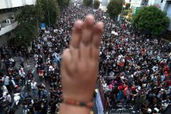 Tři prsty jako symbol revolty. V Thajsku probíhají nevídané protesty proti monarchii