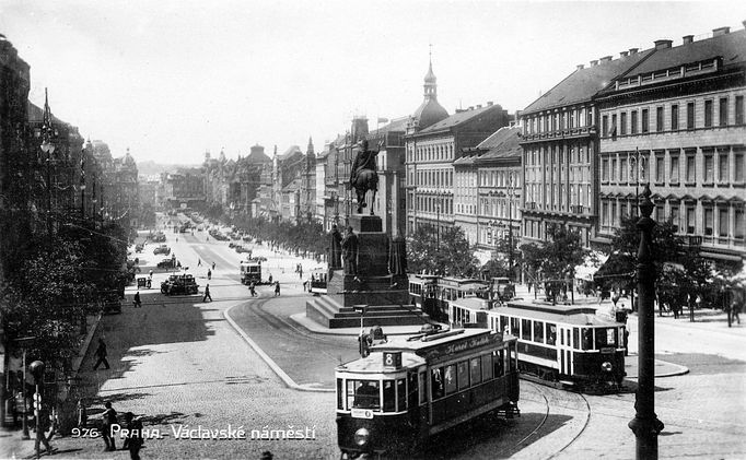 Historická fotografie zachycující provoz tramvajové linky na Václavském náměstí, která zde byla v provozu mezi lety 1884-1980.