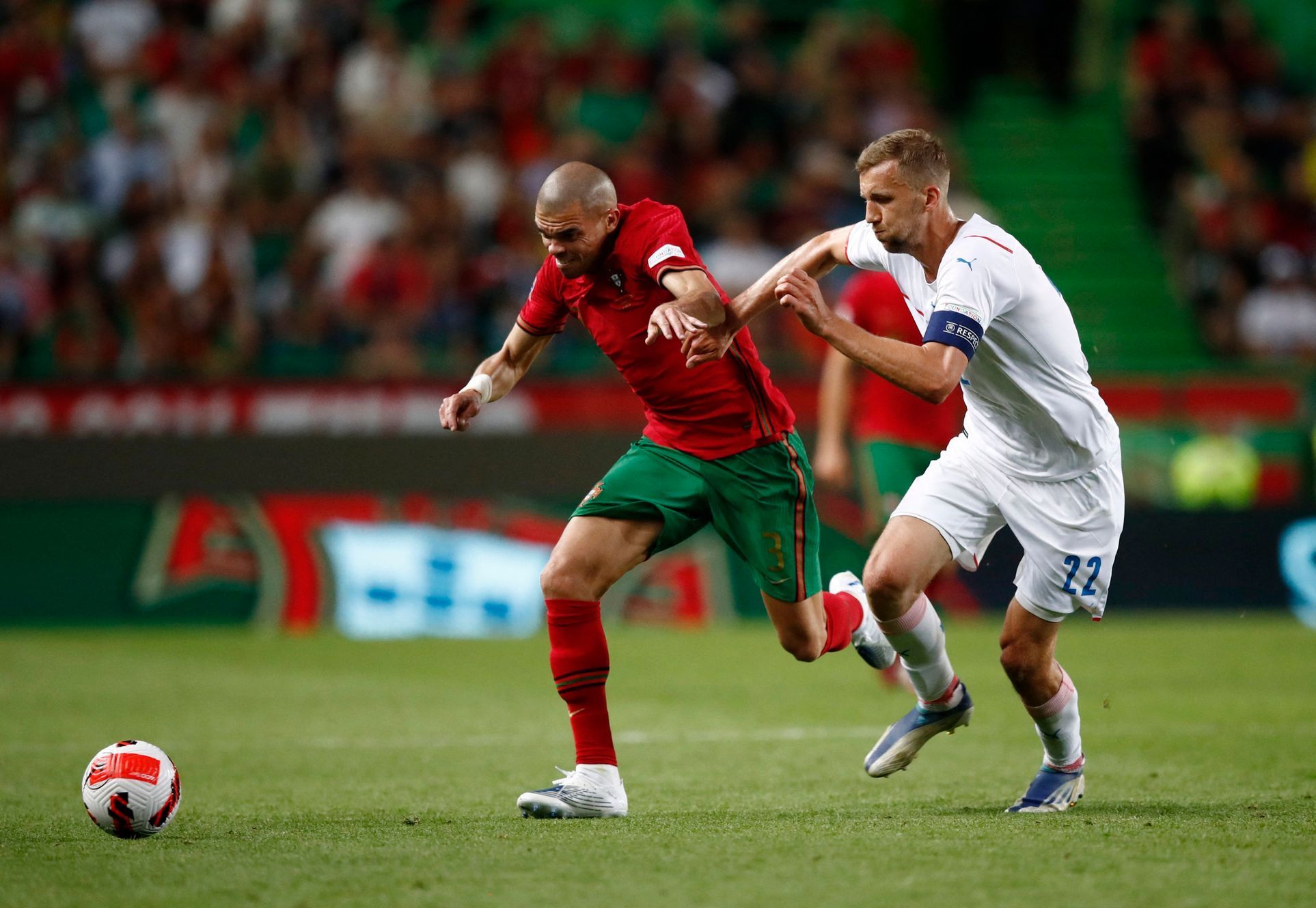 Pepe a Tomáš Souček v zápase Ligy národů Portugalsko - Česko