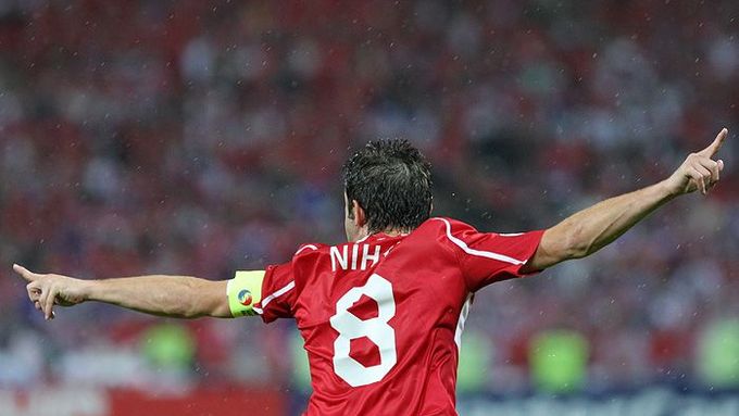 Hvězda tureckého celku - kapitán Nihat - běží vítězně hřištěm. Svým výkonem dovedl Turky do čtvrtfinále.