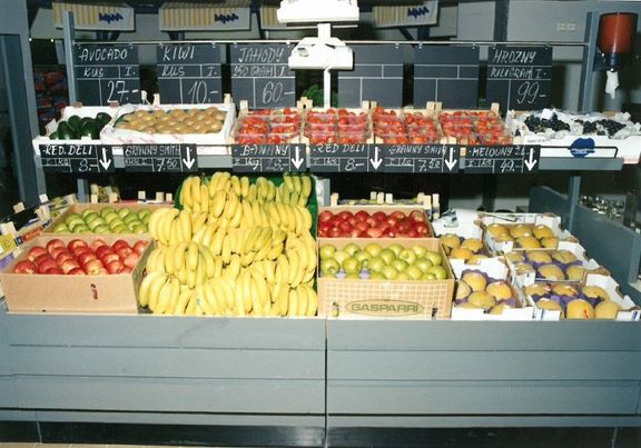 Sortiment supermarketu na počátku 90. let.