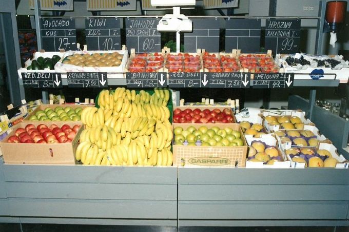 Sortiment supermarketu na počátku 90. let.