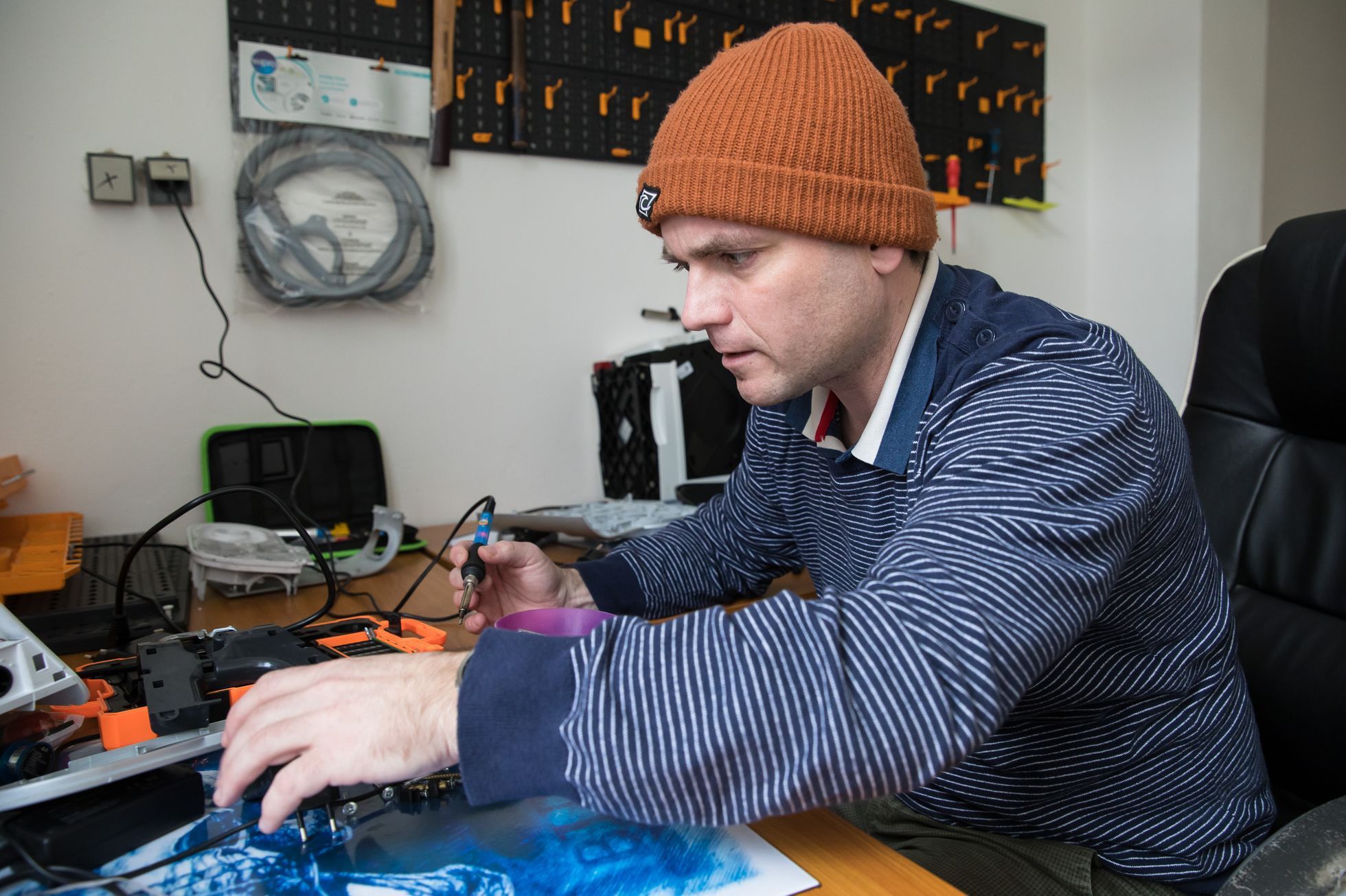 Opravárna Holešovice, obchod s vrácenou nebo opravenou elektronikou, pračky, běžecké pásy, Opravme Česko, zakladatel projektu Jan Charvát, cirkulární ekonomika