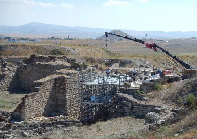 Architektonická památková ochrana východní brány raně frygické citadely, pohled na severovýchod směrem k tumulu MM.